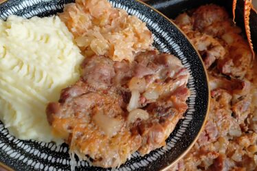 Káposzta ágyon sült tarja